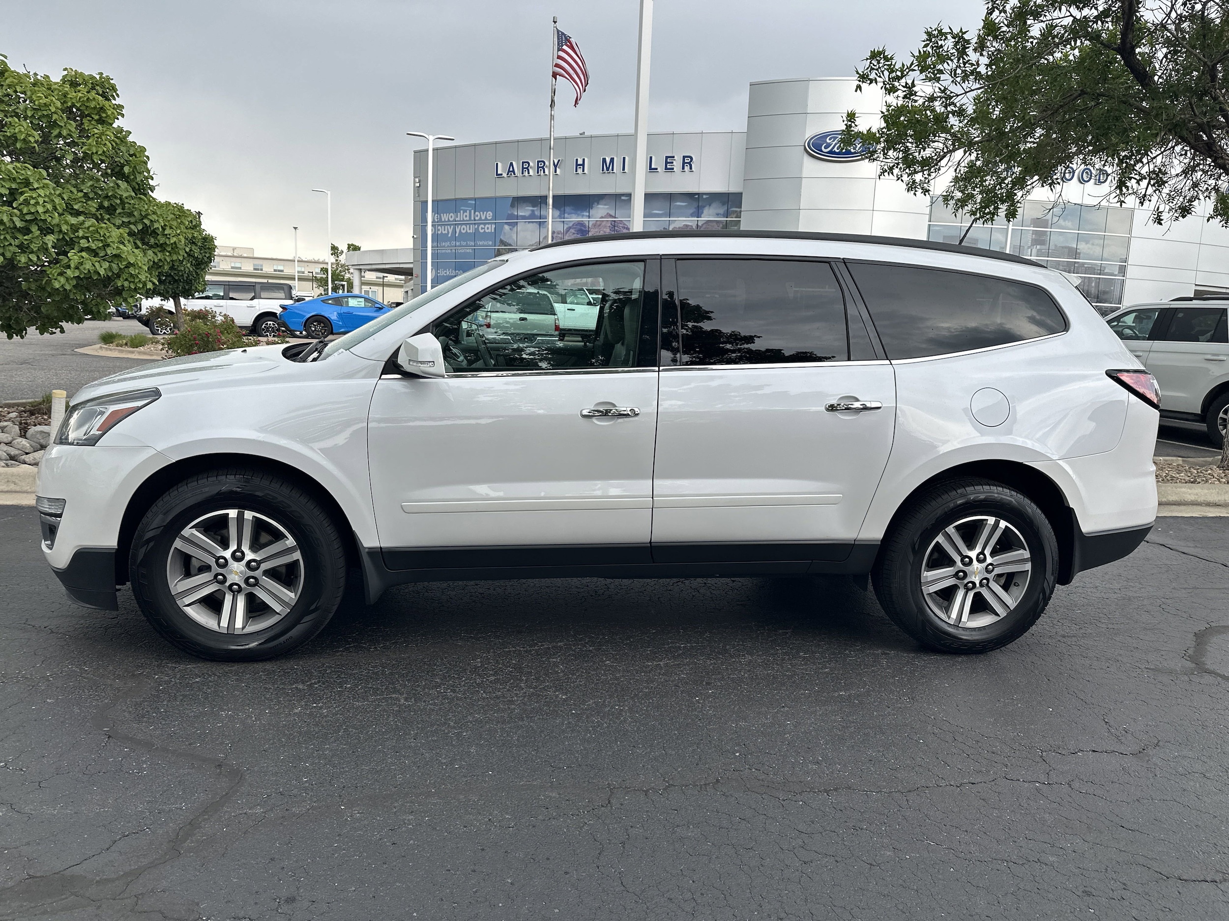 Used 2016 Chevrolet Traverse 2LT with VIN 1GNKVHKD8GJ213993 for sale in Lakewood, CO