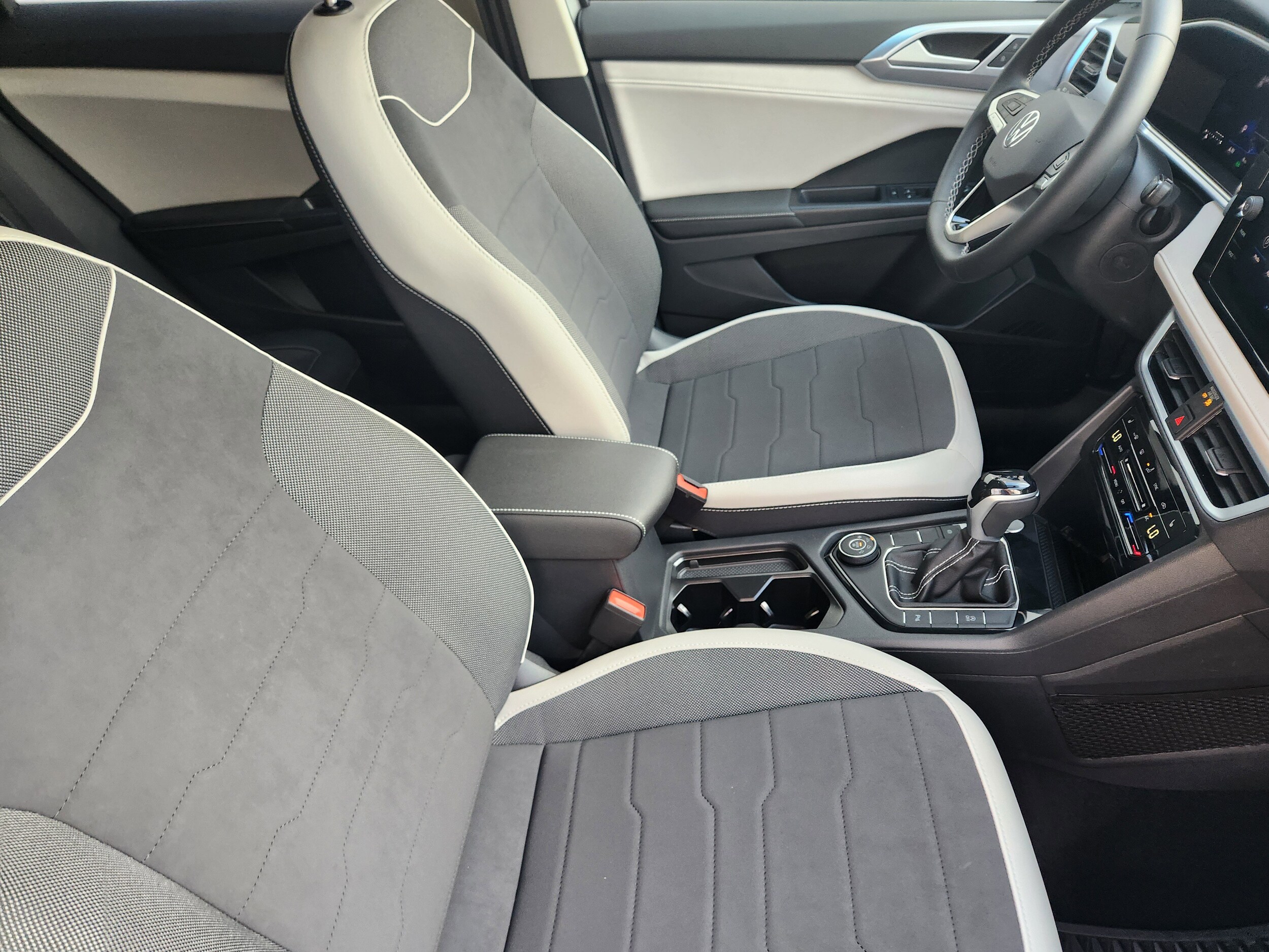 2025 Volkswagen Taos SE - Photo 28