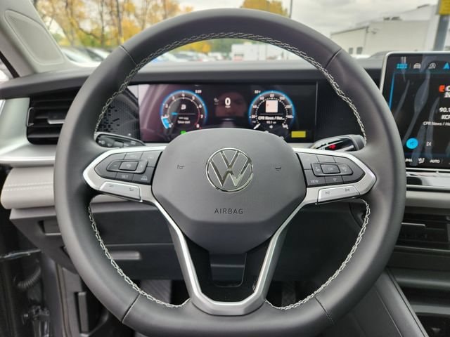 2025 Volkswagen Tiguan SE - Photo 17