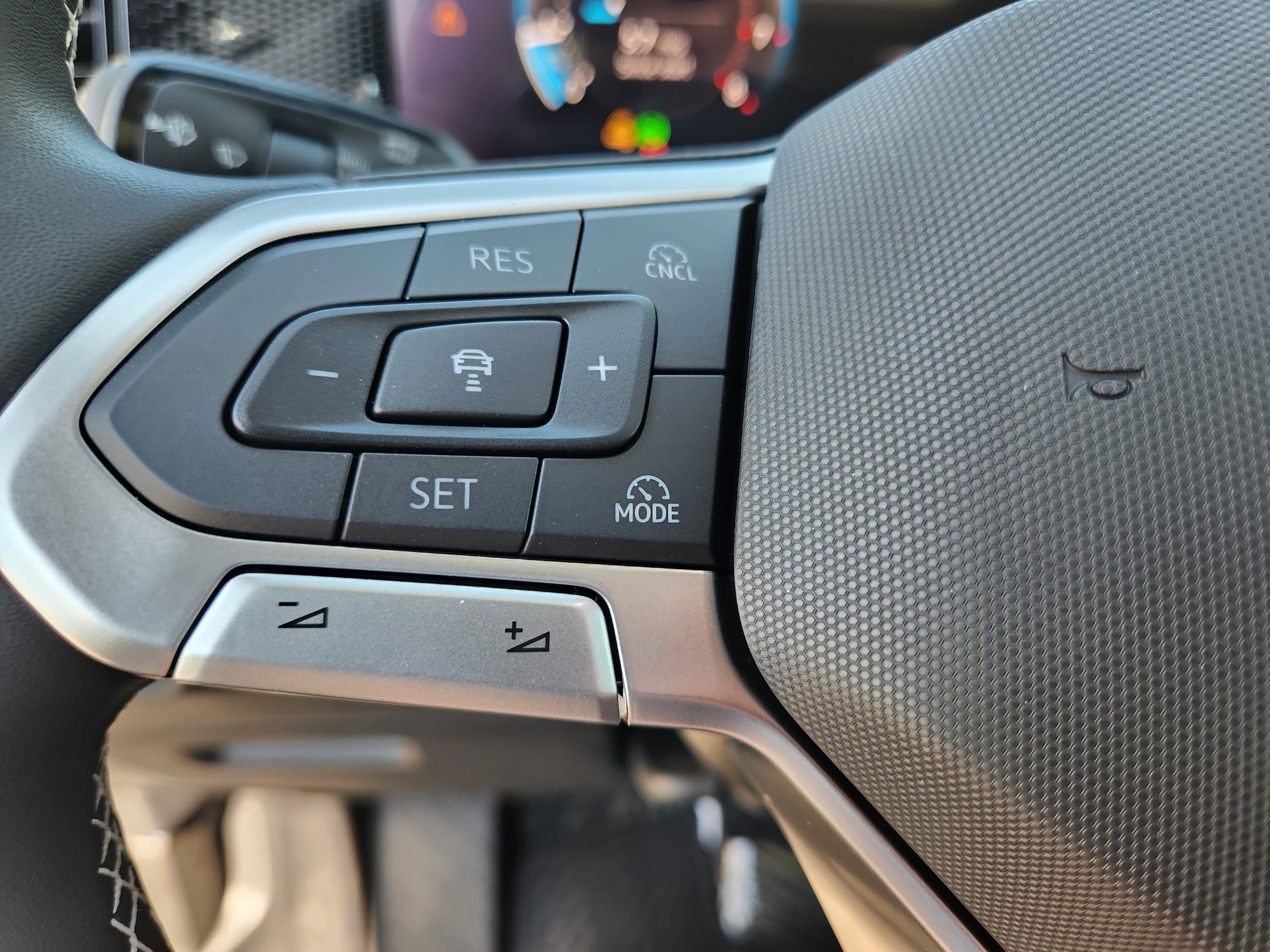2025 Volkswagen Tiguan SE - Photo 17