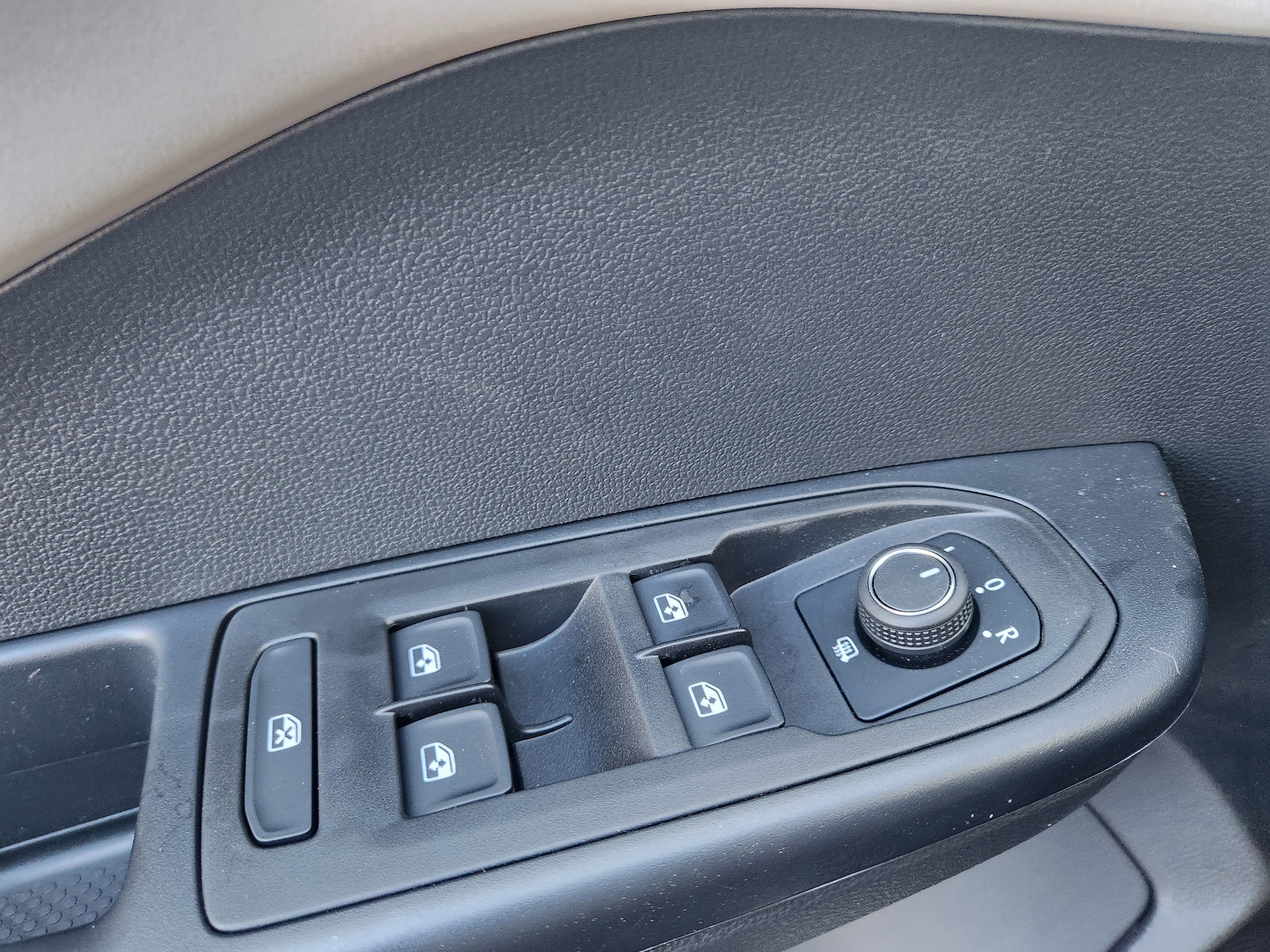 2025 Volkswagen Taos SE - Photo 18