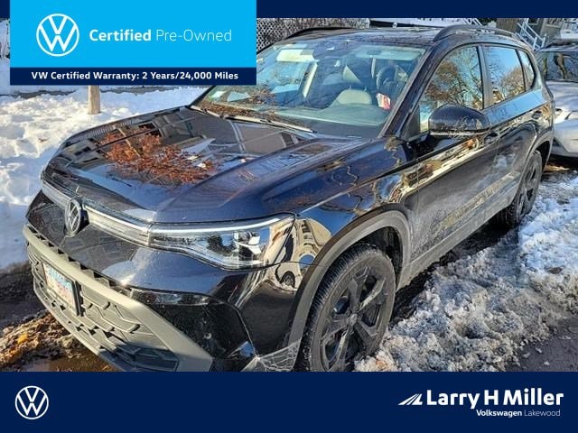 2025 Volkswagen Taos SE Black's photo