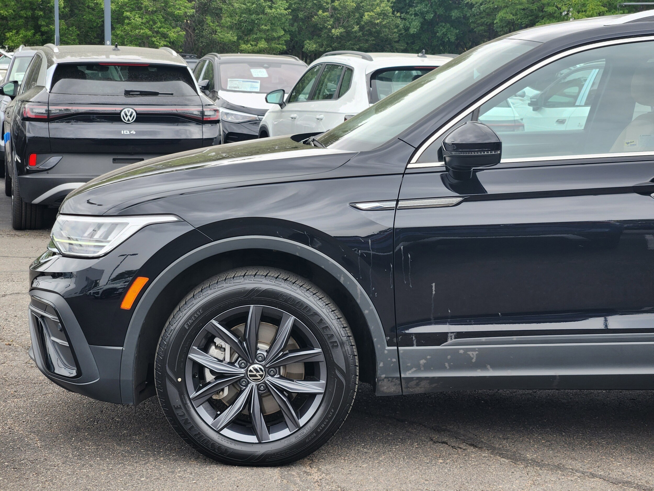 2022 Volkswagen Tiguan SE photo 2