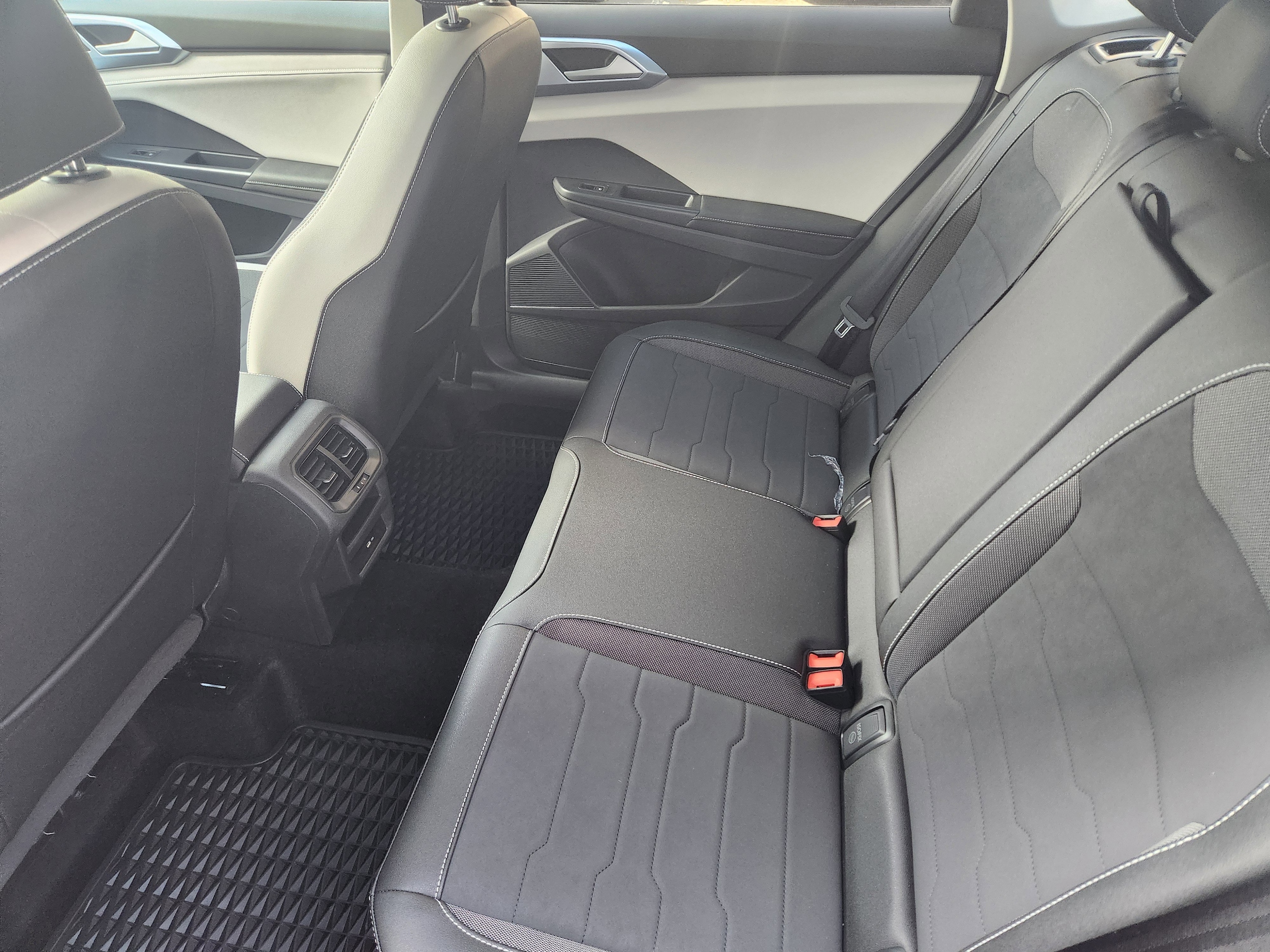 2025 Volkswagen Taos SE - Photo 22