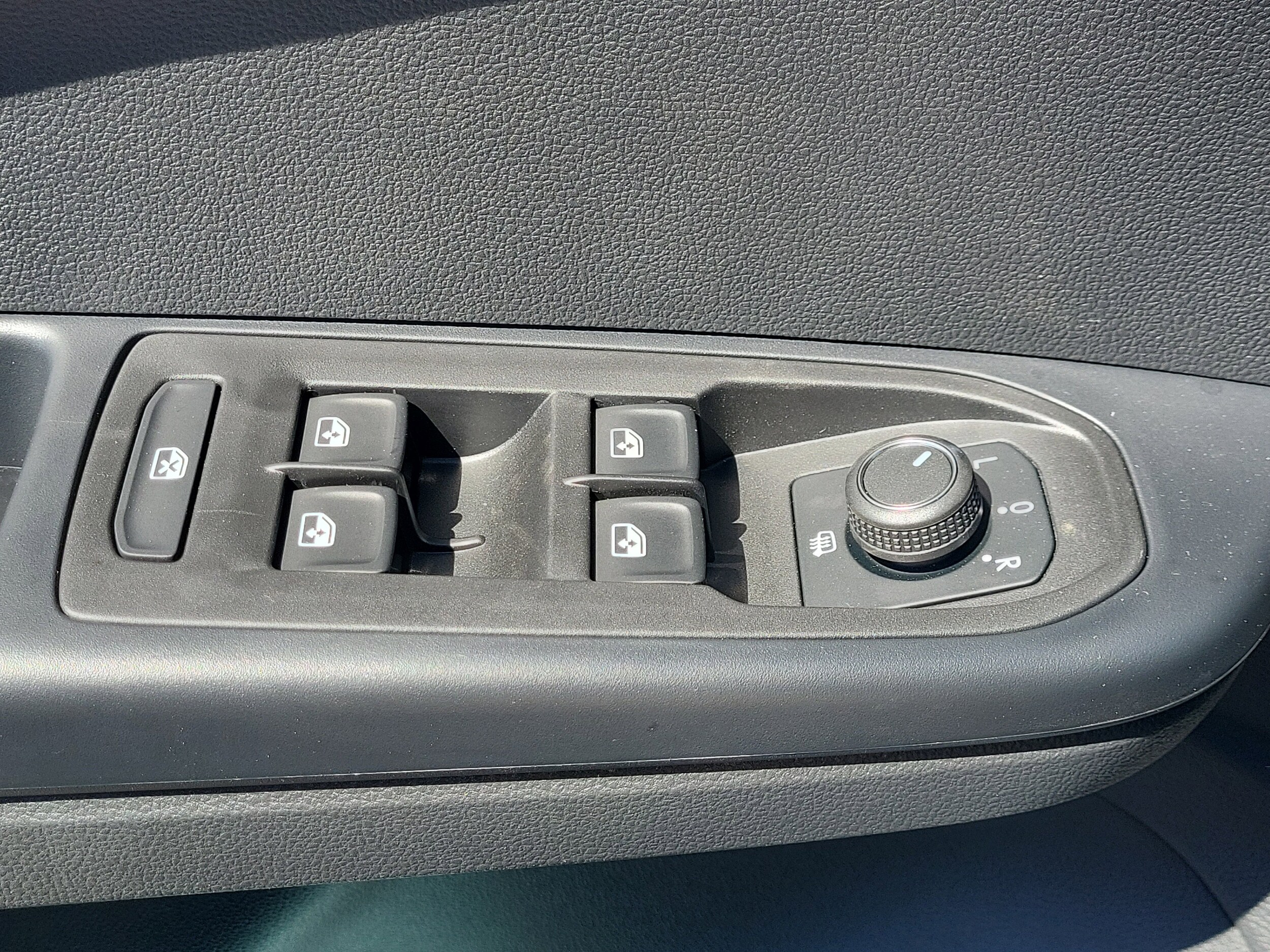 2025 Volkswagen Taos SE - Photo 17