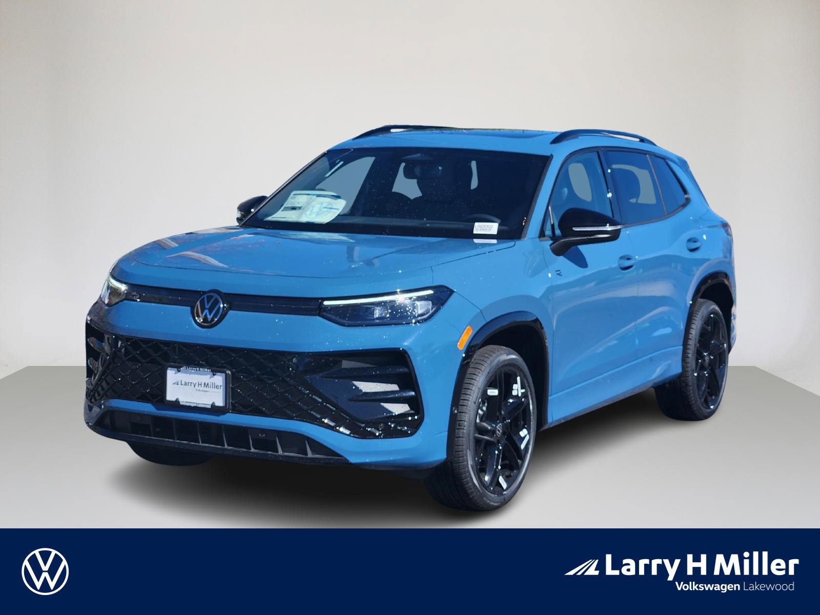 2025 Volkswagen Tiguan SE R-LINE BLACK's photo