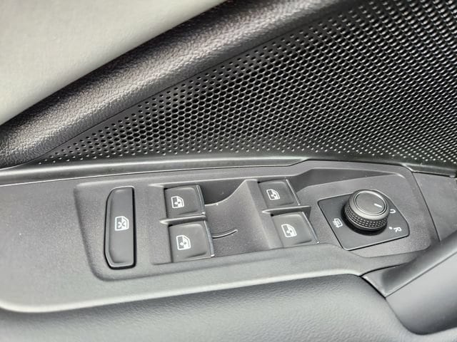 2025 Volkswagen Tiguan SE - Photo 25