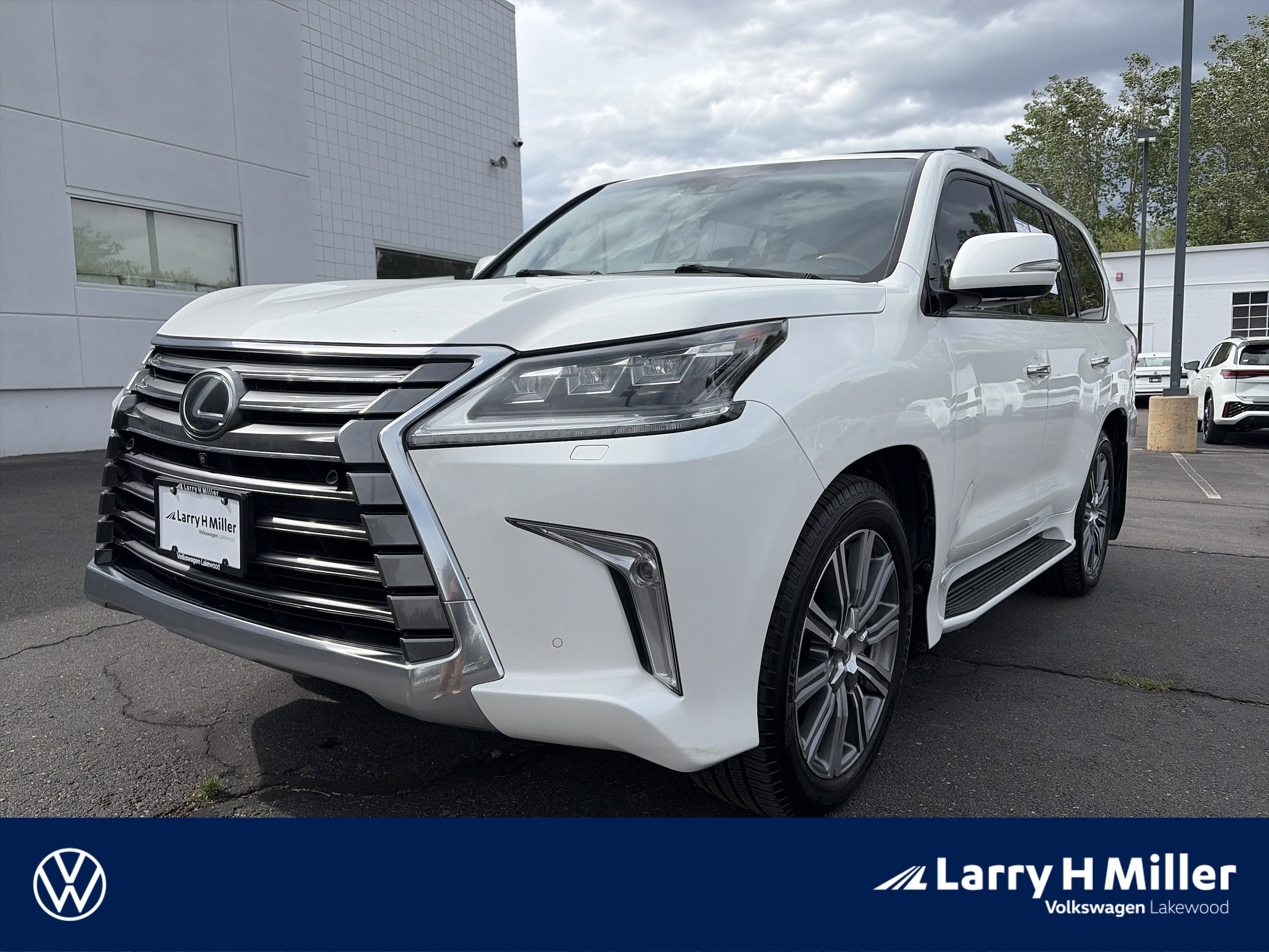 2016 Lexus LX 600 570's photo