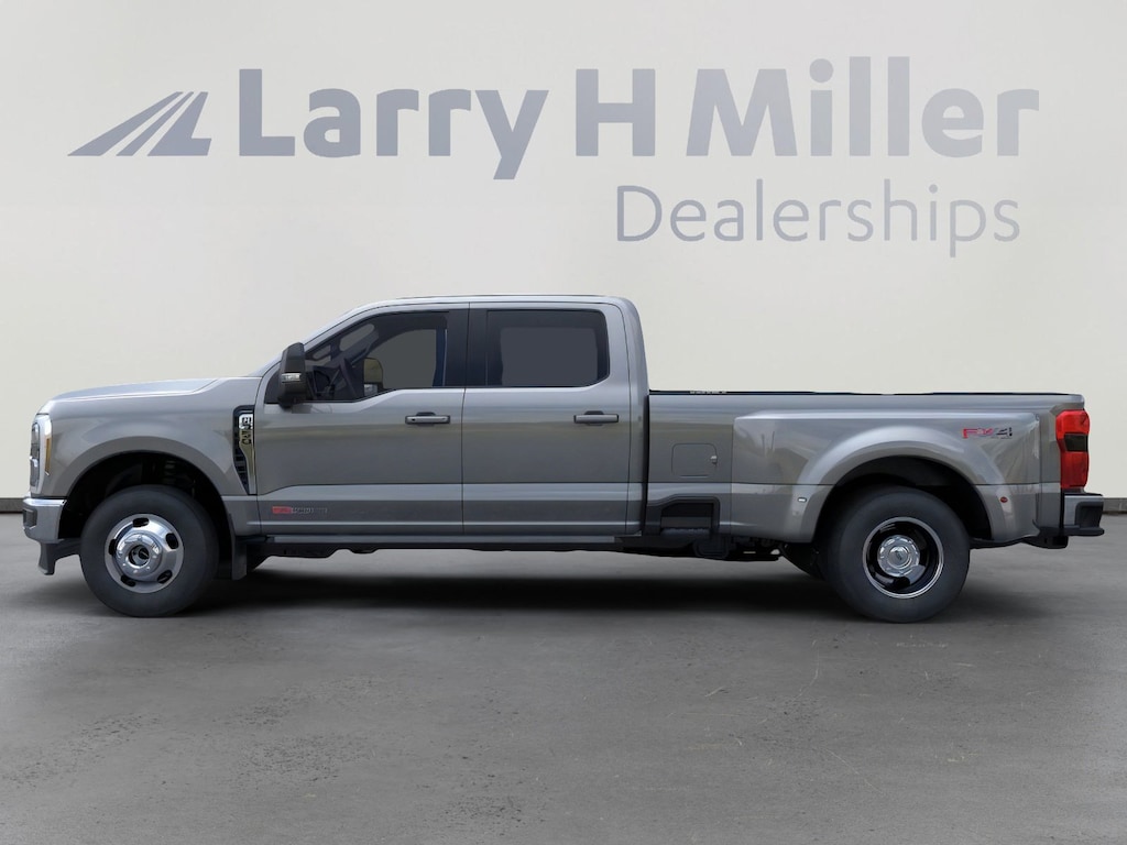 New 2026 Ford Super Duty F-350 DRW LARIAT 4WD Crew Cab 8' Box V8 Engine