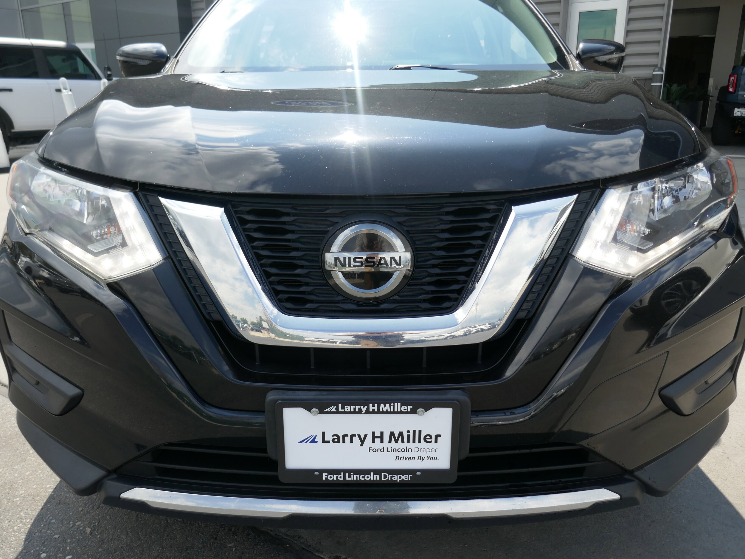 2019 Nissan Rogue SV photo 3