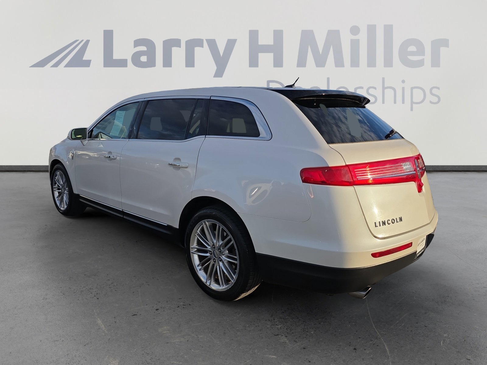 2019 Lincoln MKT photo 2