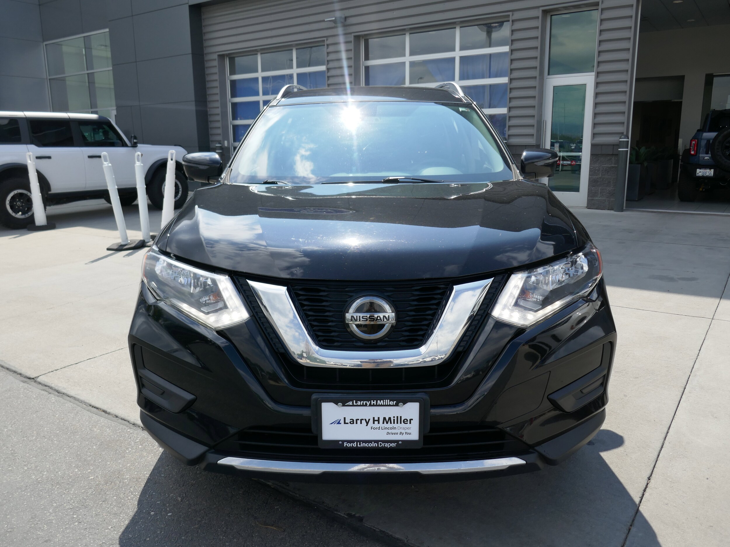 2019 Nissan Rogue SV photo 2