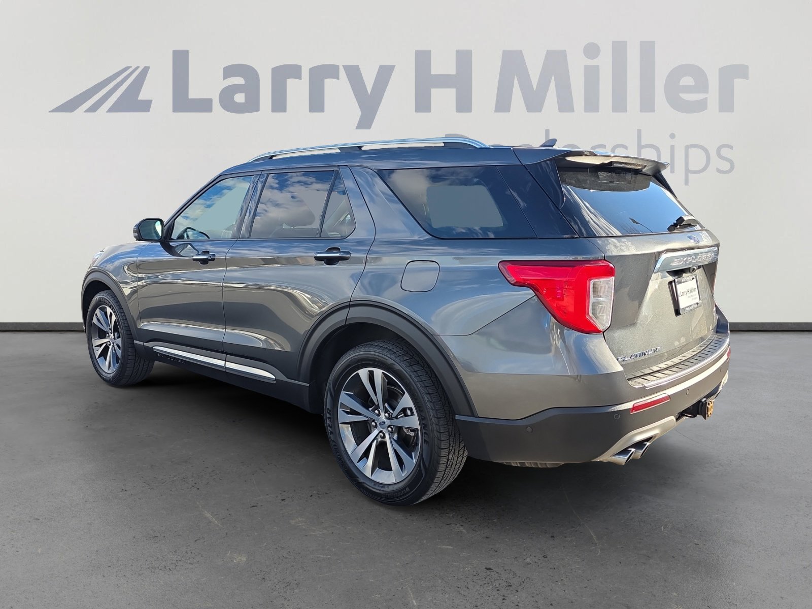 2020 Ford Explorer Platinum photo 2