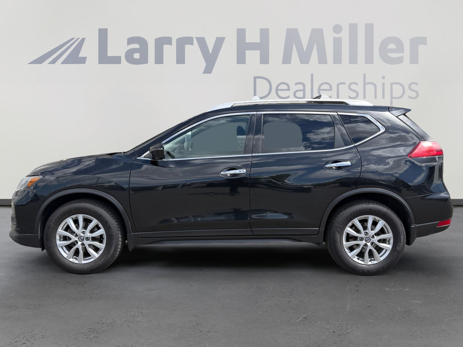Used 2017 Nissan Rogue SV with VIN KNMAT2MV9HP513893 for sale in Draper, UT
