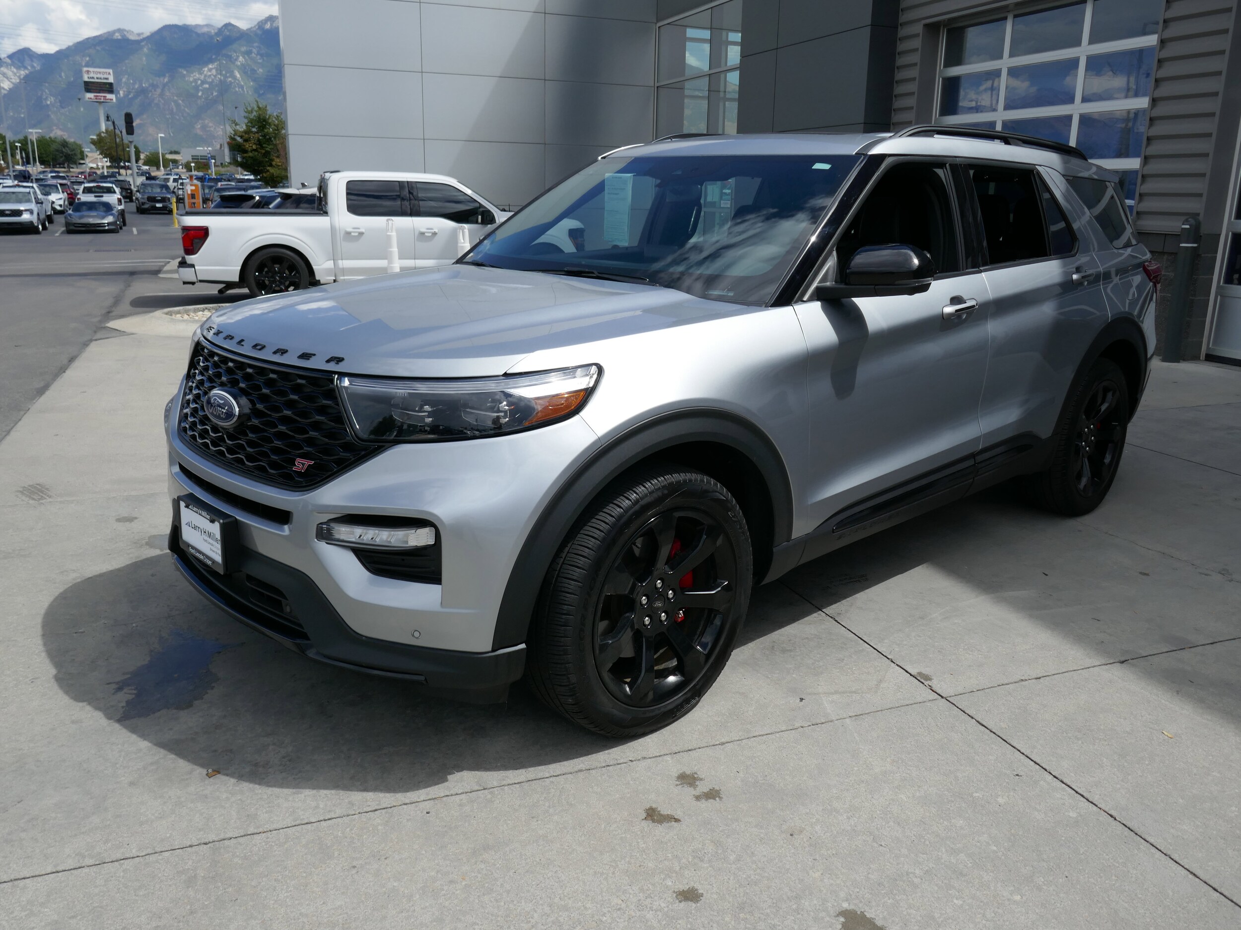 2023 Ford Explorer ST photo 4