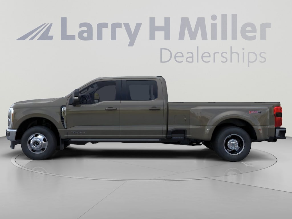 New 2026 Ford Super Duty F-350 DRW LARIAT 4WD Crew Cab 8' Box V8 Engine