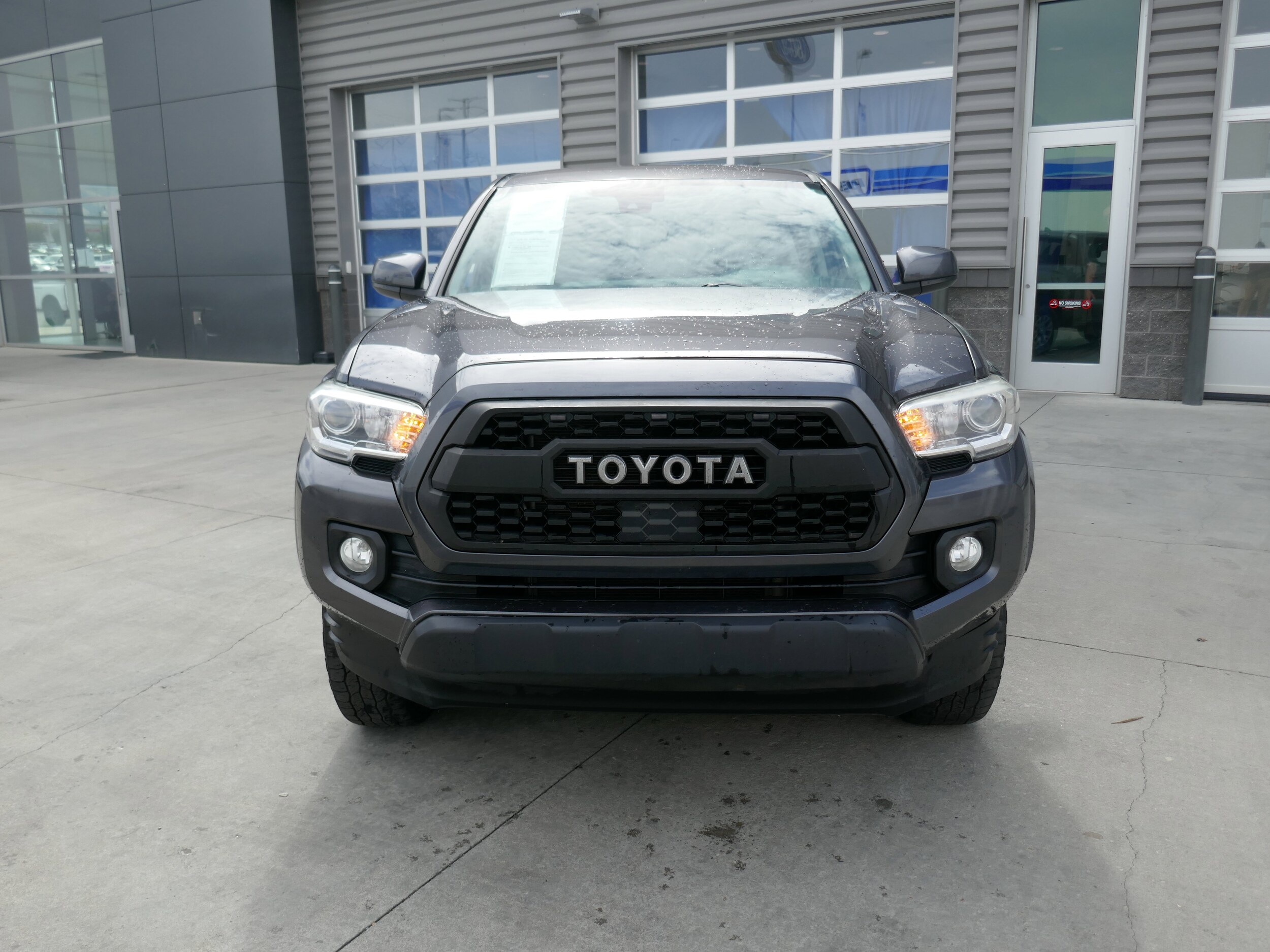 2018 Toyota Tacoma SR5 photo 2