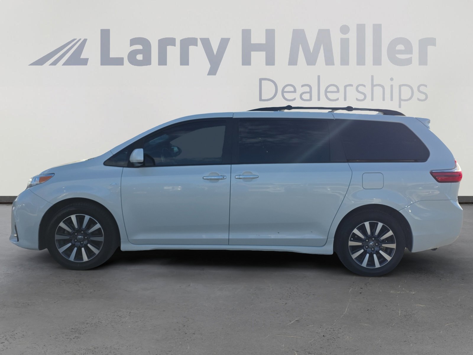 2019 Toyota Sienna XLE Premium photo 2