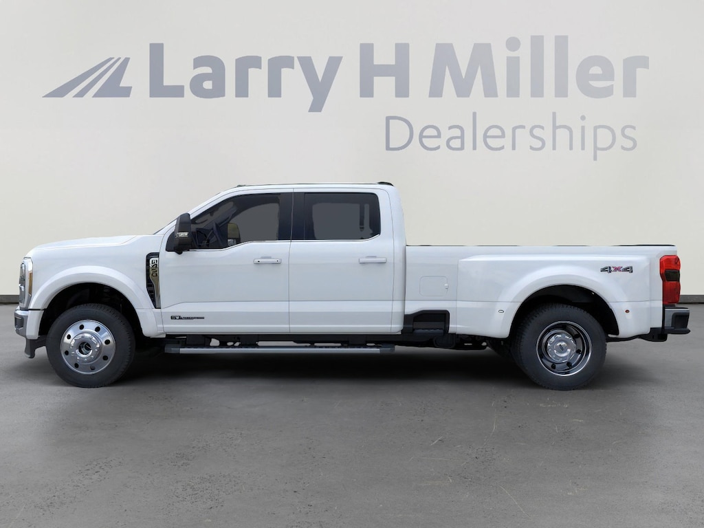 New 2026 Ford Super Duty F-450 DRW LARIAT 4WD Crew Cab 8' Box V8 Engine