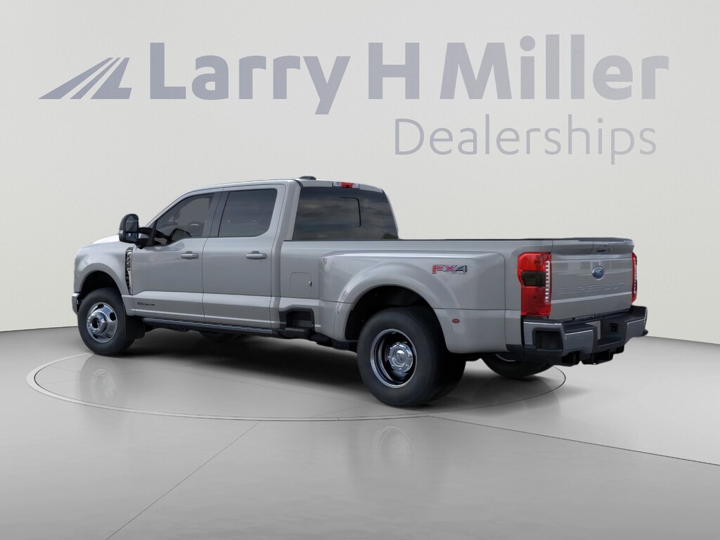 New 2026 Ford Super Duty F-350 DRW LARIAT 4WD Crew Cab 8' Box V8 Engine