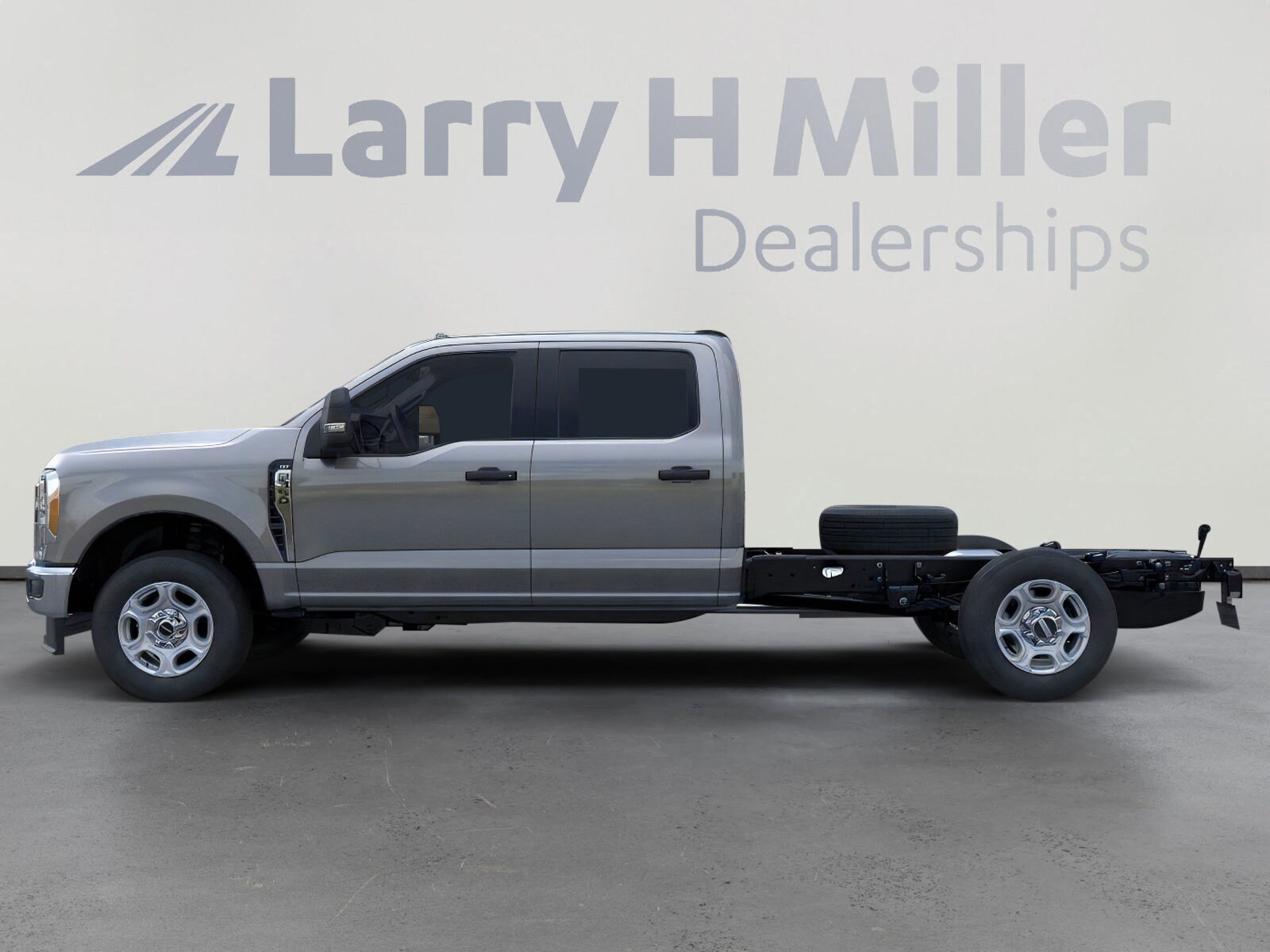 2025 Ford F-350 Super Duty Chassis Cab XLT - Photo 3