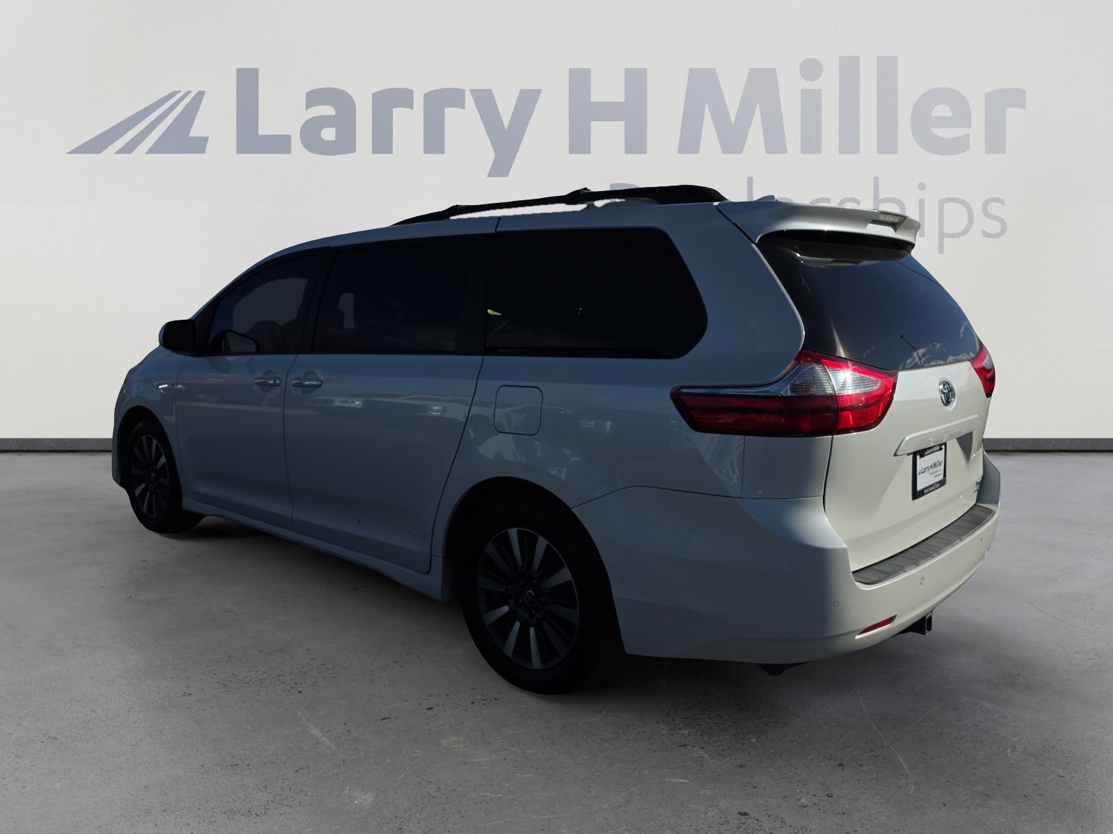 2019 Toyota Sienna XLE Premium photo 3