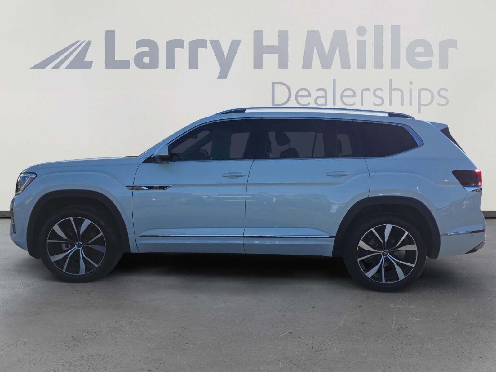 2024 Volkswagen Atlas SEL Premium R-Line photo 2