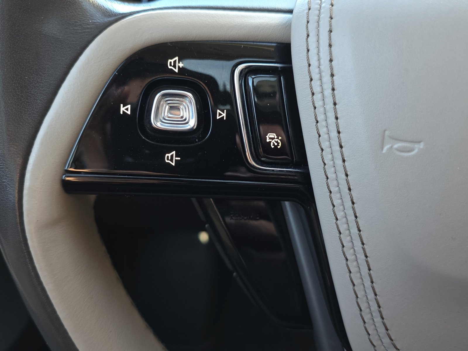 2021 Lincoln Aviator Reserve photo 2