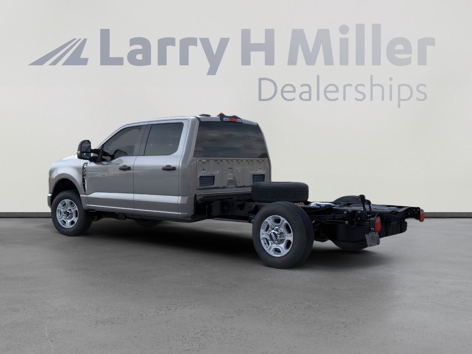 2025 Ford F-350 Super Duty Chassis Cab XLT - Photo 4