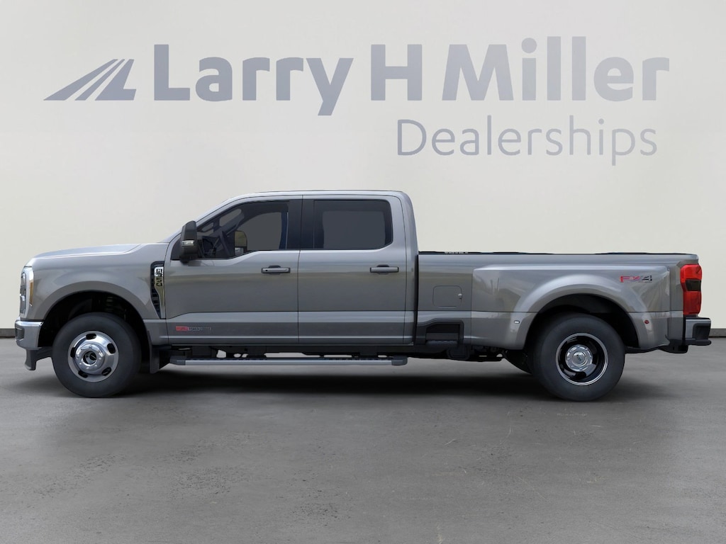 New 2026 Ford Super Duty F-350 DRW LARIAT 4WD Crew Cab 8' Box V8 Engine