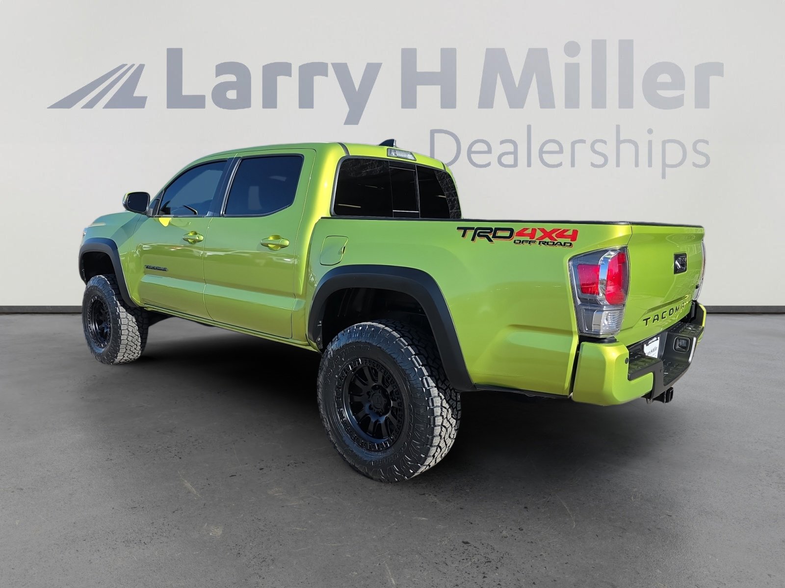 2023 Toyota Tacoma TRD Off-Road photo 2