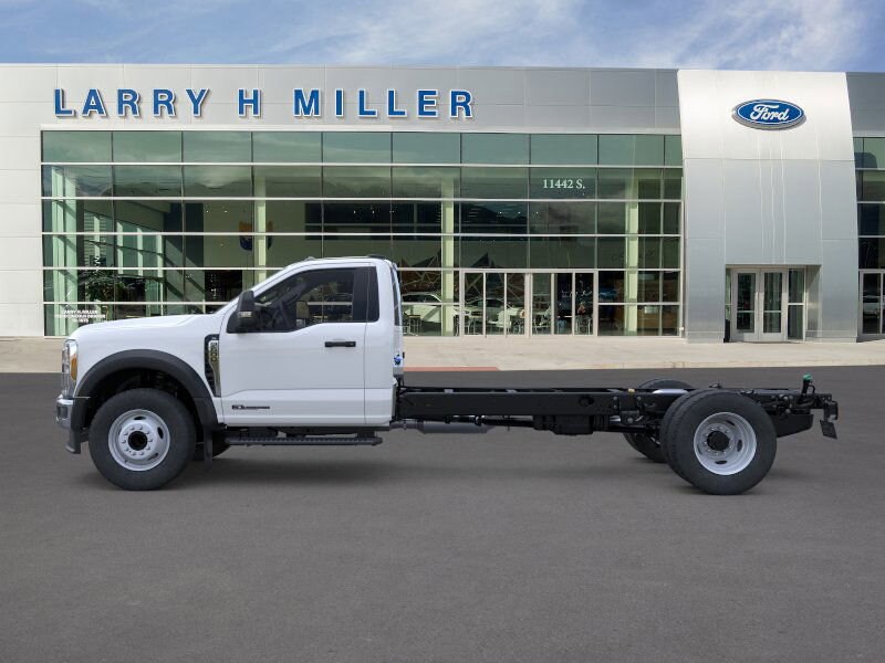 2025 Ford F-600 photo 3