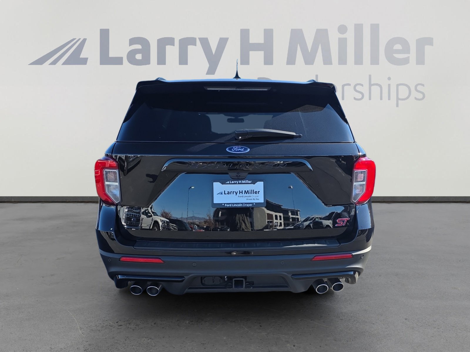 2023 Ford Explorer ST photo 2