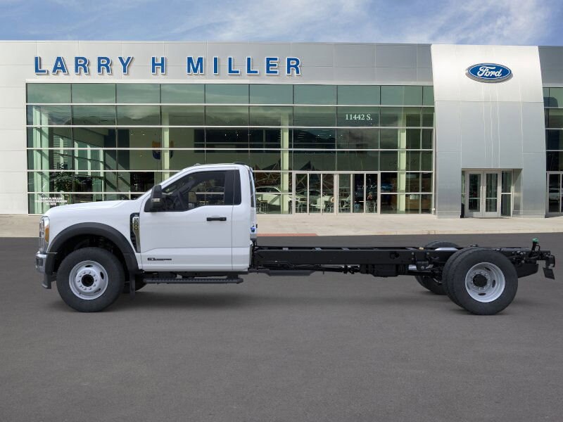 2025 Ford F-600 photo 3
