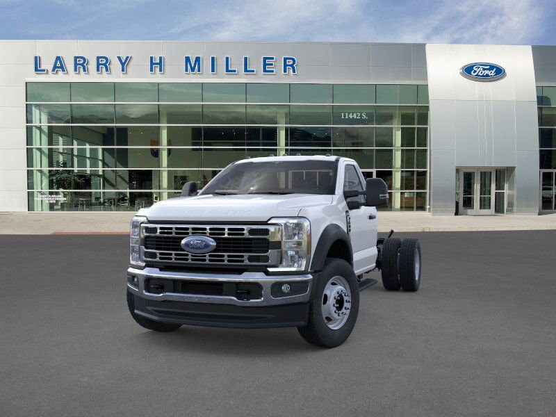 2025 Ford F-600 photo 2