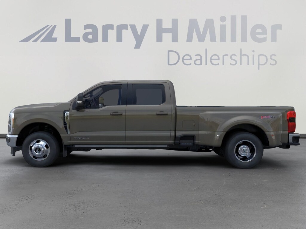 New 2026 Ford Super Duty F-350 DRW LARIAT 4WD Crew Cab 8' Box V8 Engine