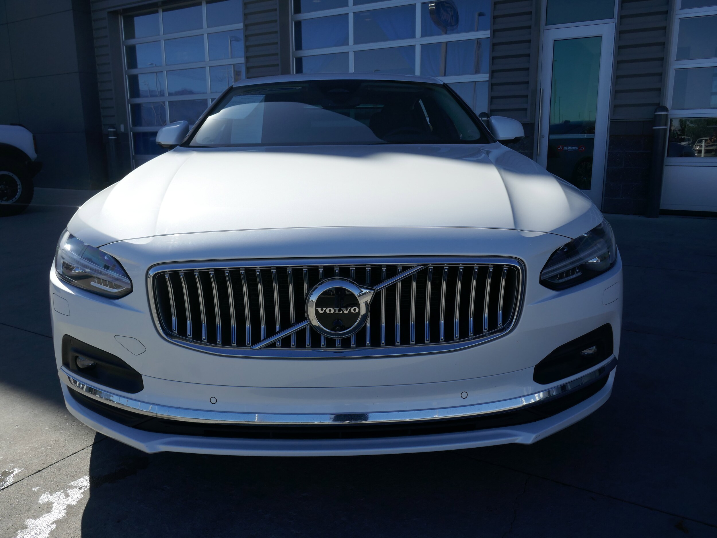 2023 Volvo S90 Plus photo 2