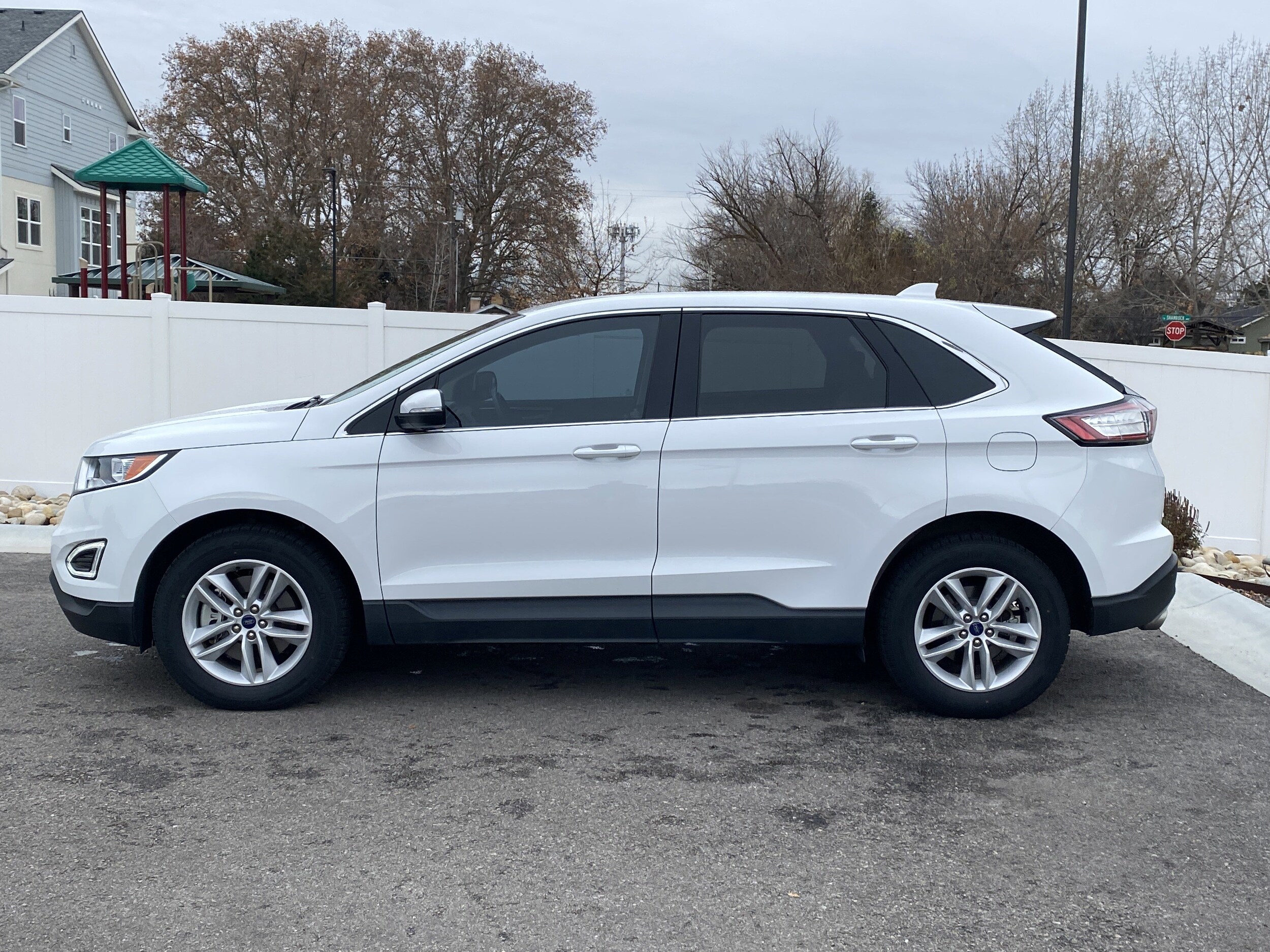 2017 Ford Edge SEL photo 2