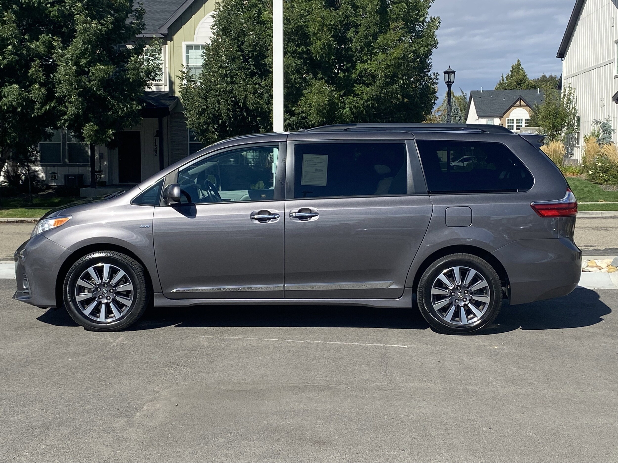 2020 Toyota Sienna XLE photo 3