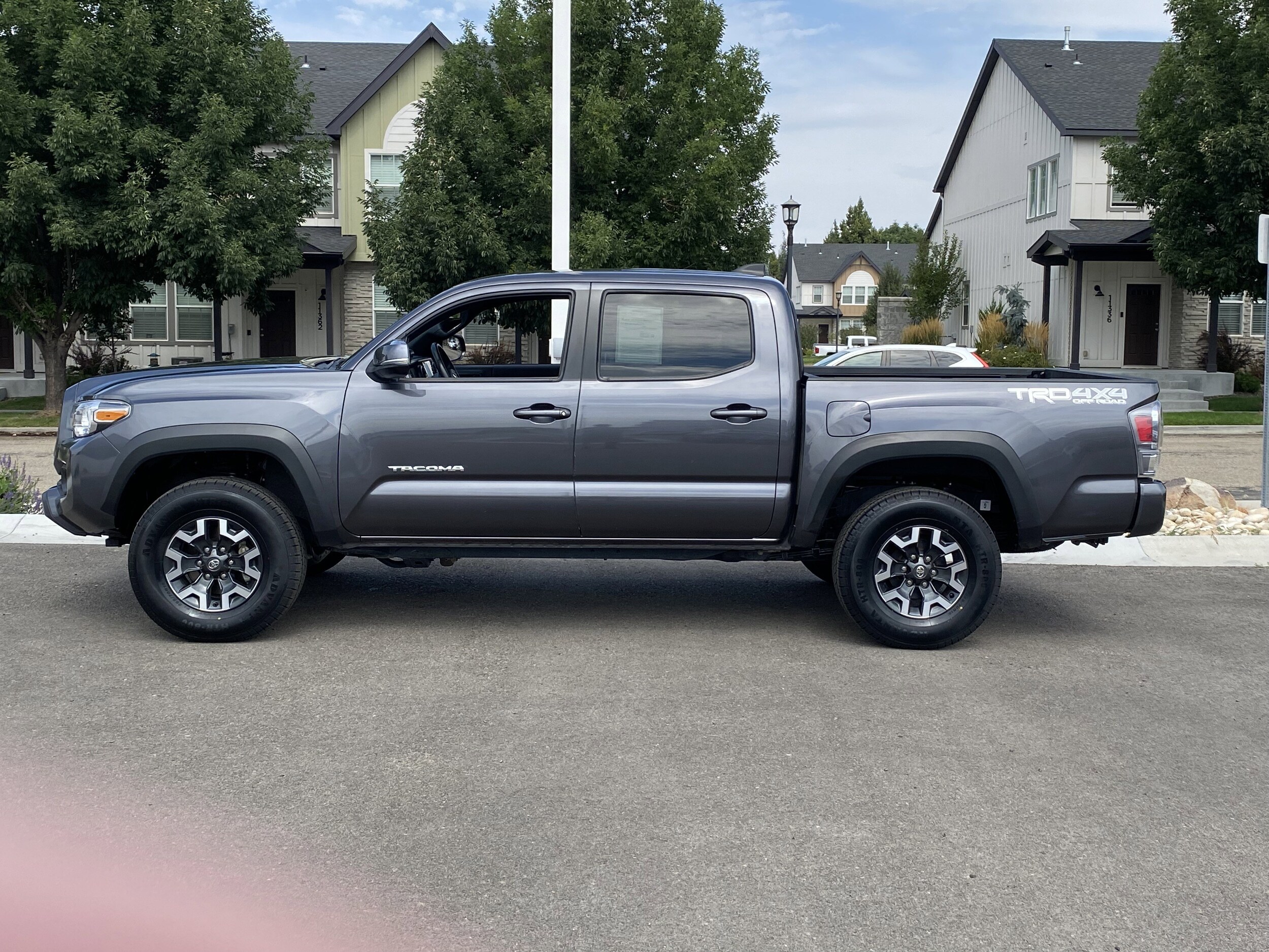 2023 Toyota Tacoma TRD photo 3