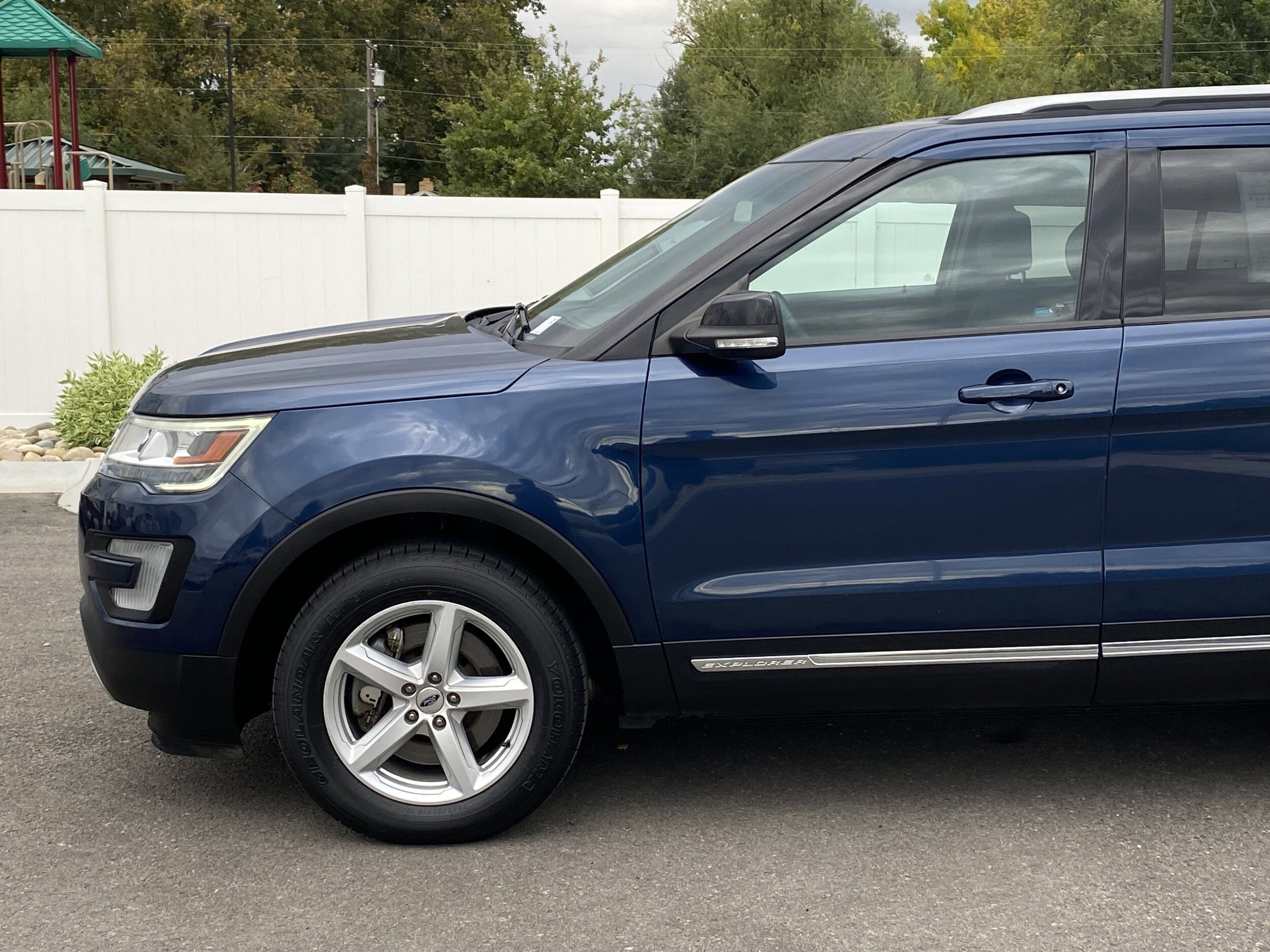 2016 Ford Explorer XLT photo 2