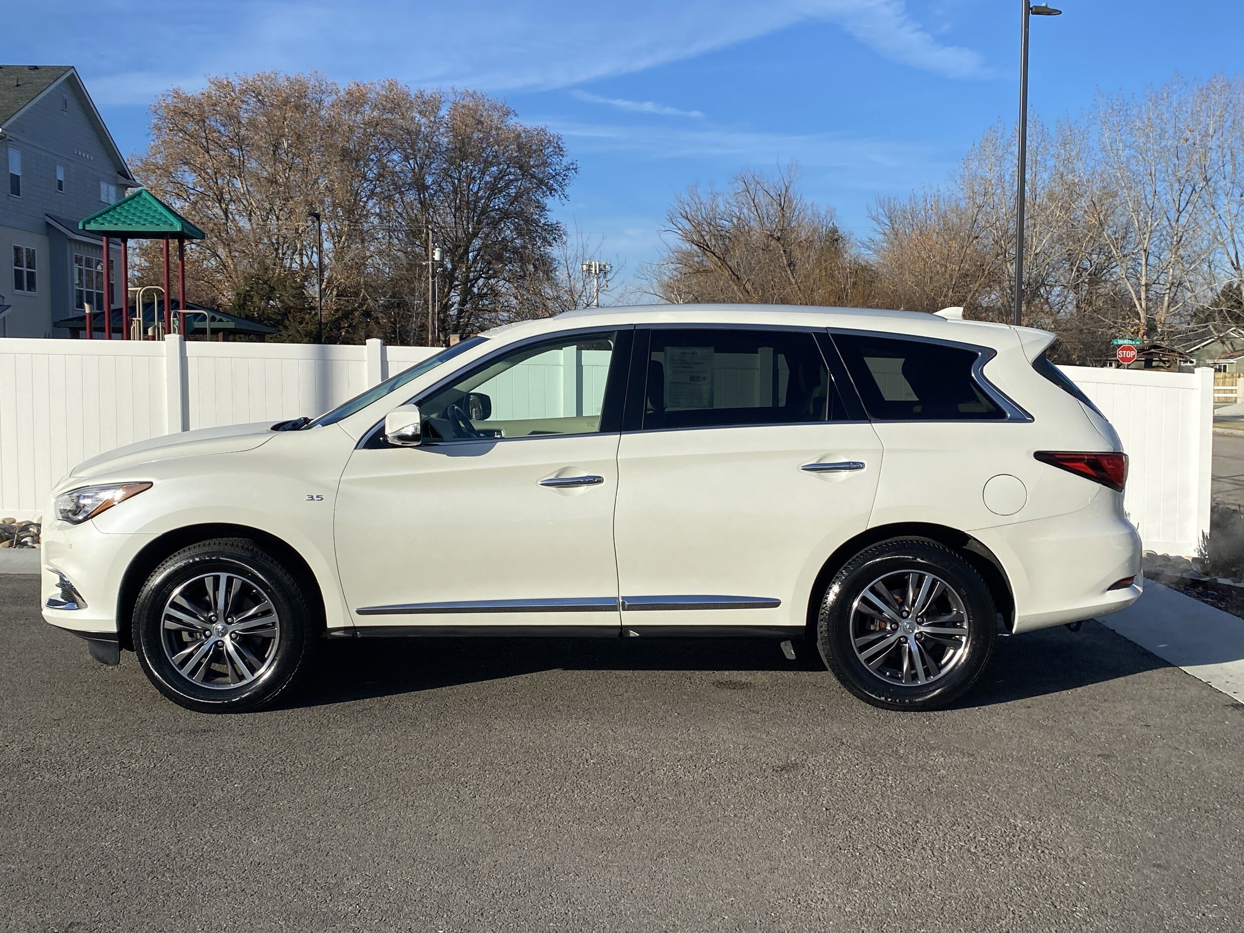 2017 Infiniti QX60 photo 3