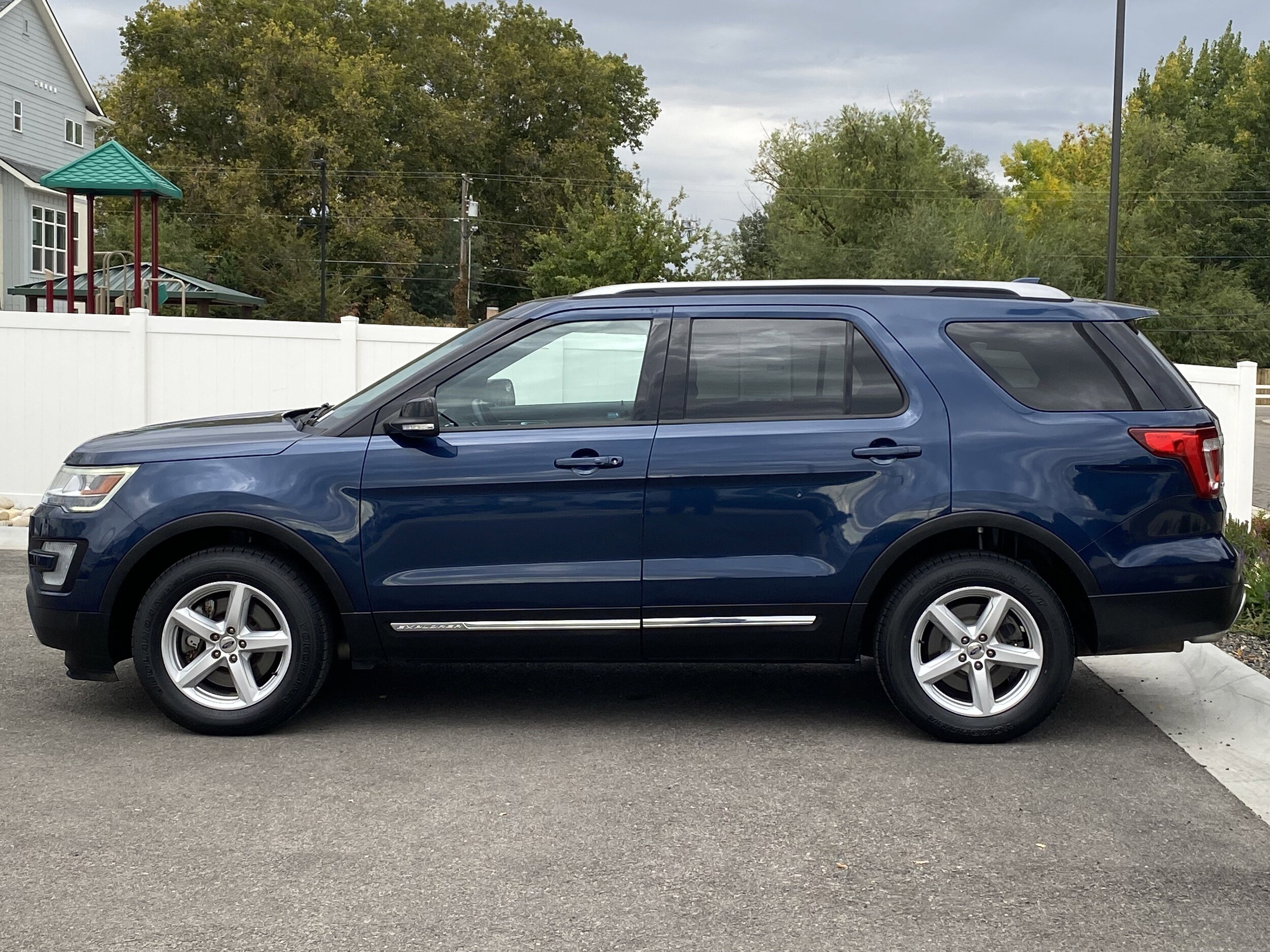 2016 Ford Explorer XLT photo 3