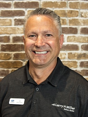 Staff member Lee from ID_8a1476ab8321