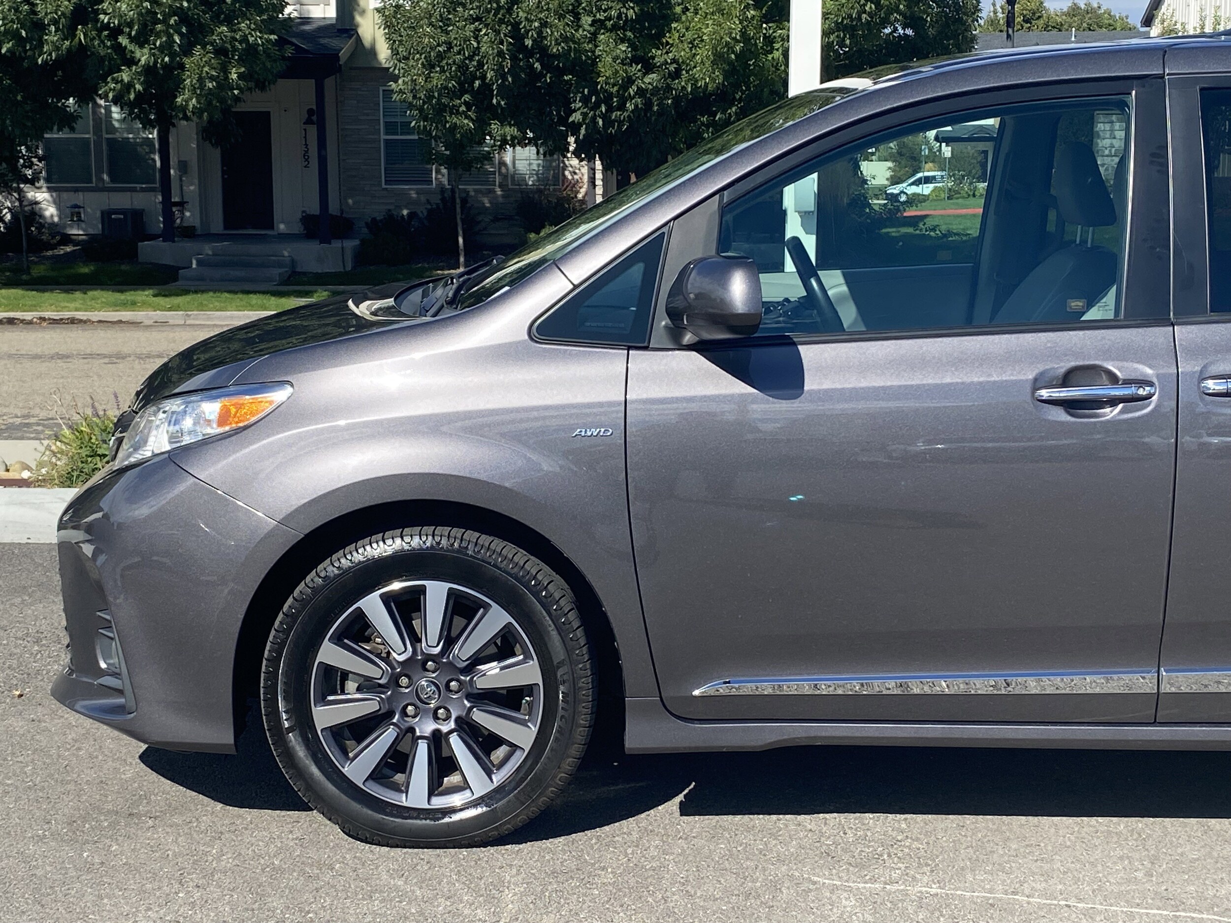 2020 Toyota Sienna XLE photo 2