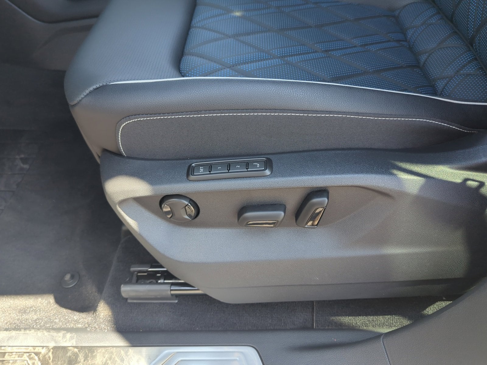 2026 Volkswagen Atlas Cross Sport SEL Premium R-LINE - Photo 14