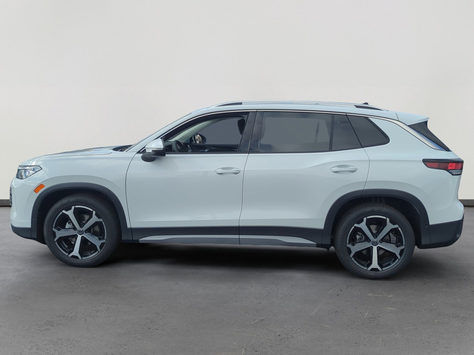 2026 Volkswagen Tiguan SE photo 2