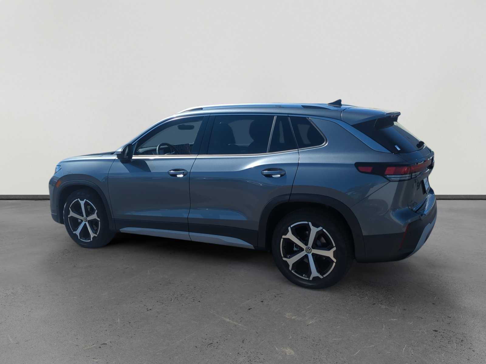 2025 Volkswagen Tiguan SE photo 3