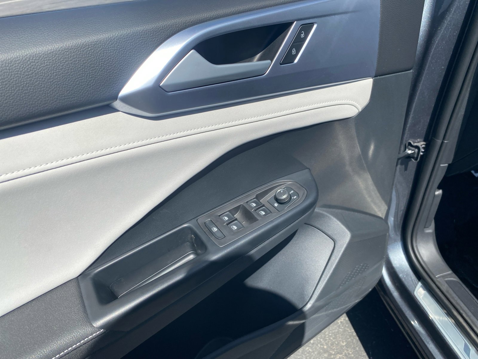 2025 Volkswagen Taos SE photo 3