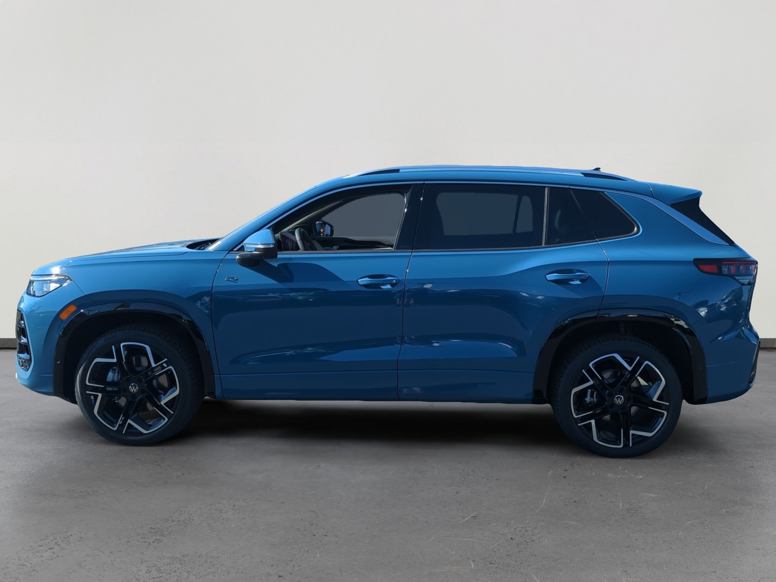 2026 Volkswagen Tiguan SEL R-Line photo 2